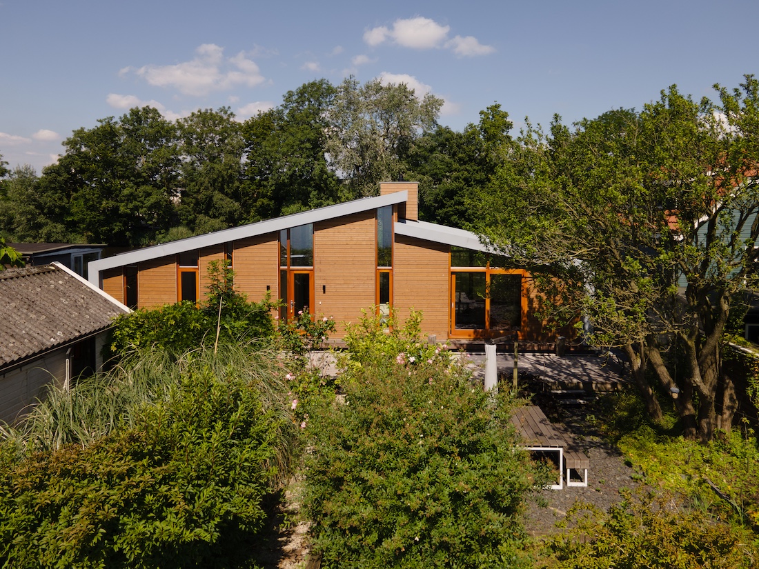 Een woonark in Amsterdam Foto